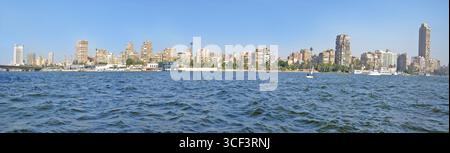 Panorama du Caire moderne vu du Nil, Egypte Banque D'Images