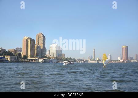 Panorama du Caire moderne vu du Nil, Egypte Banque D'Images