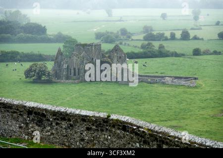 Vue du château de Cashel à l'abbaye de Hore, Cashel, province de Leinster, comté de Tipperary, Irlande Banque D'Images