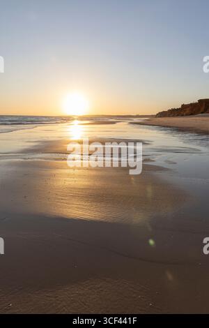 Quelle plage de sable sur l'Atlantique, paysage tourné au coucher du soleil sur une côte avec des falaises de grès, marée basse sur la plage jaune de Praia da Falesia près d'Albufeira, Algarve, Portugal Banque D'Images