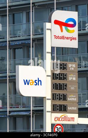 Le Havre, France - 16 janvier 2025 : affichage des prix de l'essence et du gazole à l'extérieur d'une station-service exploitée par TotalEnergies dans la ville du Havre. Banque D'Images