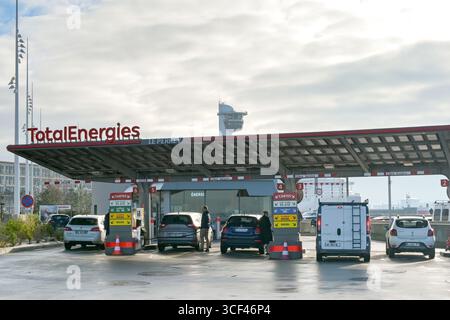 Le Havre, France - 16 janvier 2025 : véhicules se remplissant de carburant dans une station-service exploitée par TotalEnergies dans la ville du Havre. Banque D'Images