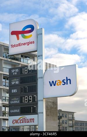 Le Havre, France - 16 janvier 2025 : affichage des prix de l'essence et du gazole à l'extérieur d'une station-service exploitée par TotalEnergies dans la ville du Havre. Banque D'Images