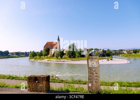Vue depuis le chemin de la paix avec stèle de la paix au mémorial Leopold-Kohr à Oberndorf près de Salzbourg en Autriche jusqu'à la ville de Laufen an der Salzach avec Salzachschleife et Stiftskirche Mariä Himmelfahrt en haute-Bavière, Bavière, Allemagne Banque D'Images