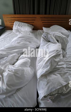 chambre, lits vides non faits Banque D'Images