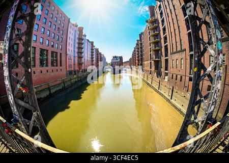 Le château historique en douves dans le quartier des entrepôts de Hambourg, en Allemagne Banque D'Images