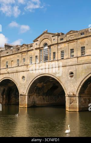L'Angleterre, Somerset, Bath, rivière Avon et Pulteney Bridge Banque D'Images