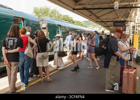 Angleterre, Somerset, Bath, Bath Spa train Station, passagers attendant sur la plate-forme pour le train Banque D'Images