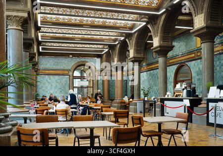 Café de hall carrelé dans la galerie d'art de Leeds Banque D'Images