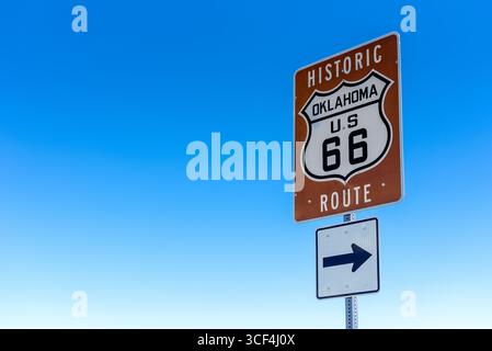 Panneau routier avec une flèche pointant vers l'historique U.S. route 66 dans l'Oklahoma, États-Unis. Banque D'Images