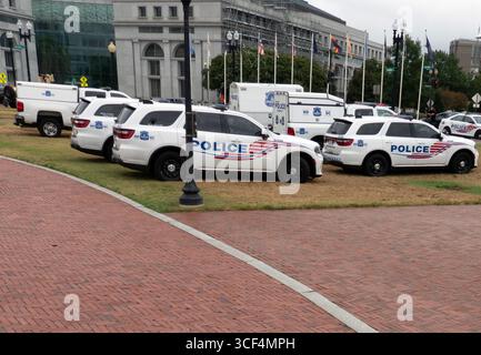 Washington, États-Unis. 20 août 2025. WASHINGTON, DC - 20 AOÛT : voitures de police de Washington DC devant Union Station à Washington, DC. (Photo de Tony Quinn/SipaUSA) crédit : Sipa USA/Alamy Live News Banque D'Images