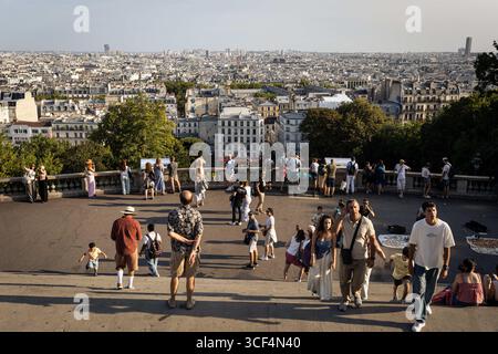 Paris, France. 18 août 2025. Les touristes apprécient la vue depuis le point de vue au sommet de la colline en face de la basilique du Sacré-CÅ“ur à Montmartre. La vie quotidienne dans le quartier de Montmartre, dans le 18ème arrondissement de Paris, célèbre pour sa Basilique du Sacré-cœur au sommet de la colline avec une magnifique vue panoramique sur Paris, ce qui en fait l’un des quartiers les plus touristiques de la ville. (Crédit image : © Telmo Pinto/SOPA images via ZUMA Press Wire) USAGE ÉDITORIAL SEULEMENT ! Non destiné à UN USAGE commercial ! Banque D'Images