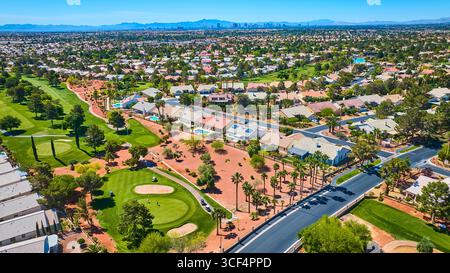Aerial Las Vegas Residential Golf course Community avec lointain Strip Skyline Banque D'Images