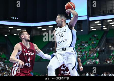 Athènes, Grèce. 20 août 2025. 10 Kostas Sloukas de Grèce concourt avec 6 Kristaps Porzingis de Lettonie lors du tournoi Egée ?cropolis 2025, match entre la Grèce et la Lettonie au stade OAKA le 20 août 2025, à Athènes, en Grèce. Crédit : Agence photo indépendante/Alamy Live News Banque D'Images