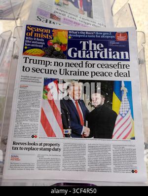 'Trump : pas besoin d'un cessez-le-feu pour garantir l'accord de paix en Ukraine' journal Guardian titre première page nouvelles sommet du bureau ovale de Zelenskyy 19 août 2025 Royaume-Uni Banque D'Images