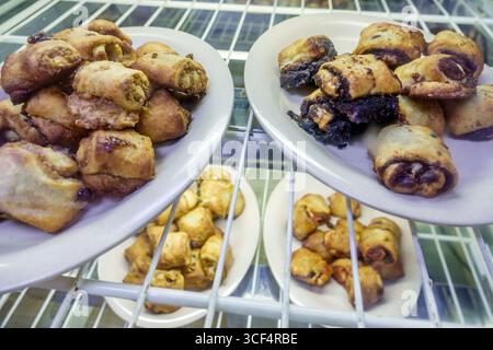 Coral Gables Miami Florida, Bagel Emporium & grille, café restaurant nourriture juive, intérieur, vitrine remplie de pâtisseries Ruggalah, pâte roulée Banque D'Images