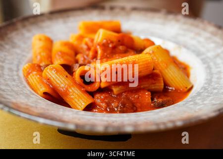 Rigatoni Amatriciana ( Rigatoni all’ Amatriciana), pâtes traditionnelles romaines Banque D'Images