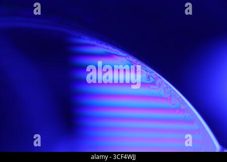 Film fluide violet, fond fluide, ondes plates, mouvement lisse, espace de copie sombre, abstraction d'encre violette Banque D'Images