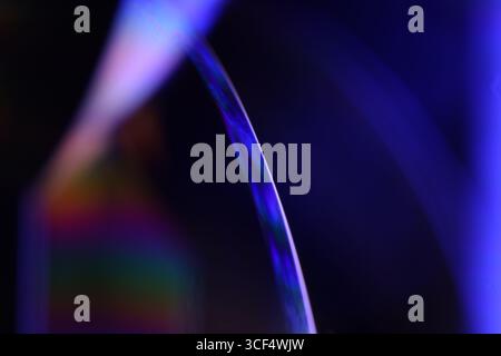 Film fluide violet, fond fluide, ondes plates, mouvement lisse, espace de copie sombre, abstraction d'encre violette Banque D'Images