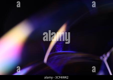 Film fluide violet, fond fluide, ondes plates, mouvement lisse, espace de copie sombre, abstraction d'encre violette Banque D'Images