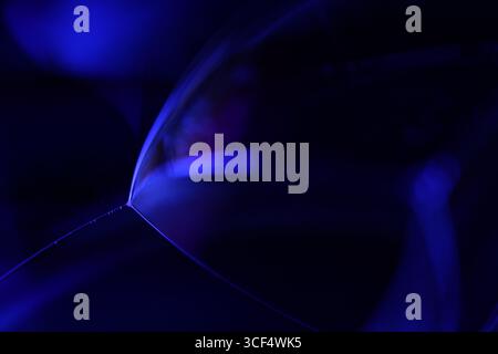 Film fluide violet, fond fluide, ondes plates, mouvement lisse, espace de copie sombre, abstraction d'encre violette Banque D'Images