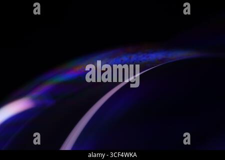 Film fluide violet, fond fluide, ondes plates, mouvement lisse, espace de copie sombre, abstraction d'encre violette Banque D'Images