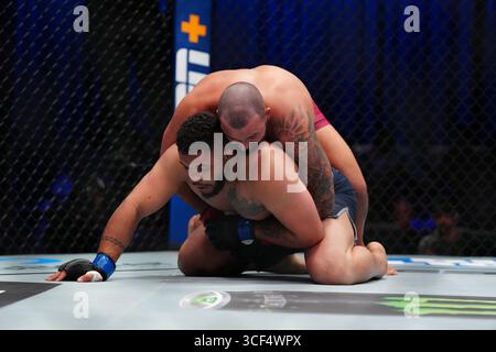 19 août 2025, Las Vegas, NV, Las Vegas, NV, États-Unis : Josh Hokit et Guilherme Uriel se rencontrent dans l'octogone pour un combat de 3 tours à l'UFC Apex pour l'EP UFC - DWCS - Dana White Contender Series. 2 le 19 août 2025 à Las Vegas, NV, États-Unis. (Photo de Louis Grasse/PxImages) (crédit image : © Louis Grasse/PX Imagens via ZUMA Press Wire) USAGE ÉDITORIAL SEULEMENT ! Non destiné à UN USAGE commercial ! Banque D'Images