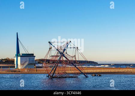 Garde d'eau et cadre d'escalade sur la côte de la mer Baltique à Warnemünde. Banque D'Images