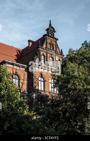 Extérieur du Musée national de Wroclaw dans le côté d'un ancien palais royal néo-renaissance du 19ème siècle, Pologne Banque D'Images