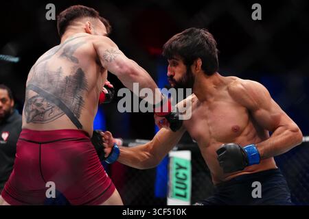 19 août 2025, Las Vegas, NV, Las Vegas, NV, États-Unis : Manuel Exposito et Jose Delano se rencontrent dans l'octogone pour un combat de 3 tours à l'UFC Apex pour l'EP UFC - DWCS - Dana White Contender Series. 2 le 19 août 2025 à Las Vegas, NV, États-Unis. (Photo de Louis Grasse/PxImages) (crédit image : © Louis Grasse/PX Imagens via ZUMA Press Wire) USAGE ÉDITORIAL SEULEMENT ! Non destiné à UN USAGE commercial ! Banque D'Images