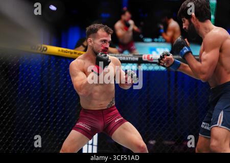 19 août 2025, Las Vegas, NV, Las Vegas, NV, États-Unis : Manuel Exposito et Jose Delano se rencontrent dans l'octogone pour un combat de 3 tours à l'UFC Apex pour l'EP UFC - DWCS - Dana White Contender Series. 2 le 19 août 2025 à Las Vegas, NV, États-Unis. (Photo de Louis Grasse/PxImages) (crédit image : © Louis Grasse/PX Imagens via ZUMA Press Wire) USAGE ÉDITORIAL SEULEMENT ! Non destiné à UN USAGE commercial ! Banque D'Images