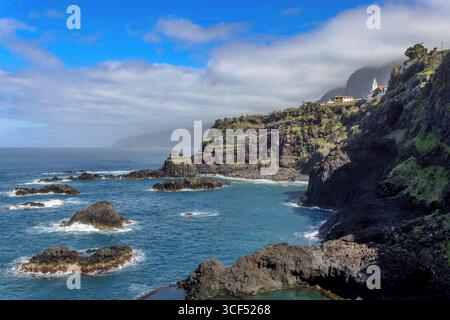Piscines naturelles sur les falaises de Seixal sur Madère. Banque D'Images