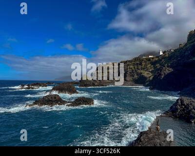 Piscines naturelles sur les falaises de Seixal sur Madère. Banque D'Images