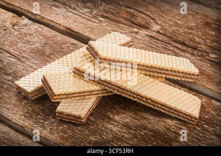 Gaufrettes au chocolat sur la table en bois rustique. Banque D'Images