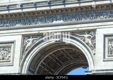 Détail architectural de l'arc de triomphe montrant des sculptures d'anges, de soldats et d'empereurs, à paris, france Banque D'Images