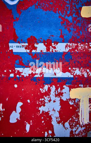 Texture de peinture rouge vieillie bleu blanc sur surface métallique vieillie Banque D'Images