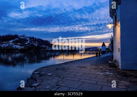 Coucher de soleil sur les rives de la rivière Inn à Passau, Bavière, Allemagne. Banque D'Images