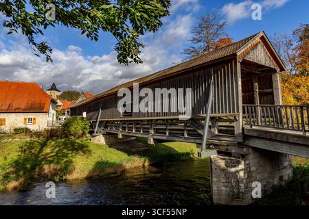 Pont couvert en bois sur l'ILM à Buchfart, Thuringe, Allemagne. Banque D'Images