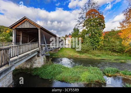 Pont couvert en bois sur l'ILM à Buchfart, Thuringe, Allemagne. Banque D'Images