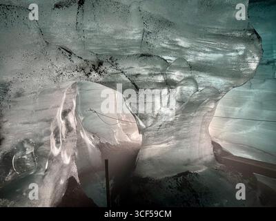 Intérieur de la grotte de glace Kalta en été. Banque D'Images