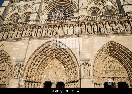 Gros plan des arches ornées et des sculptures complexes sur la façade de la cathédrale notre-Dame de Paris. Banque D'Images