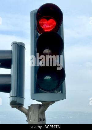 Gros plan du feu rouge en forme de cœur allumé à Akureyri. Banque D'Images