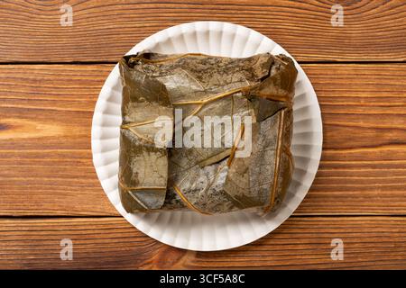 Vue de dessus cuisine traditionnelle cantonaise nommée riz collant enveloppé de feuilles de lotus Banque D'Images