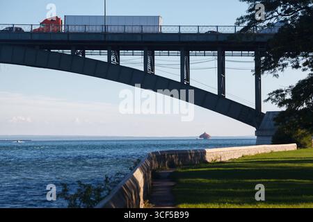 Le pont Peace sur la rivière Niagara, reliant Niagara Falls, Ontario, à Buffalo, New York, États-Unis Banque D'Images