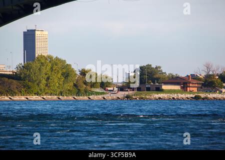 Le pont Peace sur la rivière Niagara, reliant Niagara Falls, Ontario, à Buffalo, New York, États-Unis Banque D'Images