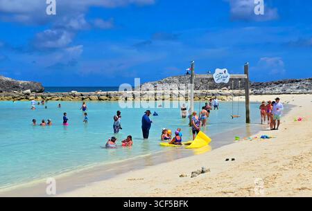 Baigneurs et nageurs à l'île privée Great Stirrup Cay appartenant à Norwegian Cruise Line NCL aux Bahamas dans les Caraïbes orientales. 06.25.25 Banque D'Images