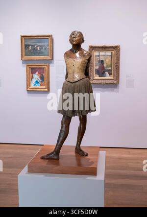 Petite danseuse âgée de quatorze ans sculpture par Edgar Degas au Fogg Art Museum à Harvard, Cambridge, Massachusetts. Banque D'Images