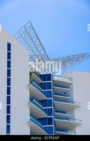 Gros plan détail de bâtiment abstrait avec béton métallique et verre bleu Banque D'Images