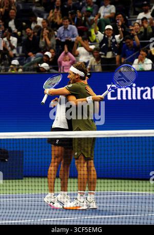 Flushing Meadows, New York - Casper Ruud of, Norway. 20 août 2025. Célèbre avec son partenaire IgA Swiatek de Pologne après avoir remporté leur match de demi-finale contre l'équipe britannique Jack Draper et Jessica Pegula des États-Unis dans un nouveau format de double mixte à l'US Open au Billie Jean King National Tennis Center. Crédit : Adam Stoltman/Alamy Live News Banque D'Images