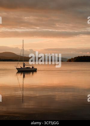 Coucher de soleil sur le lac Memphrémagog à Newport, Vermont Banque D'Images